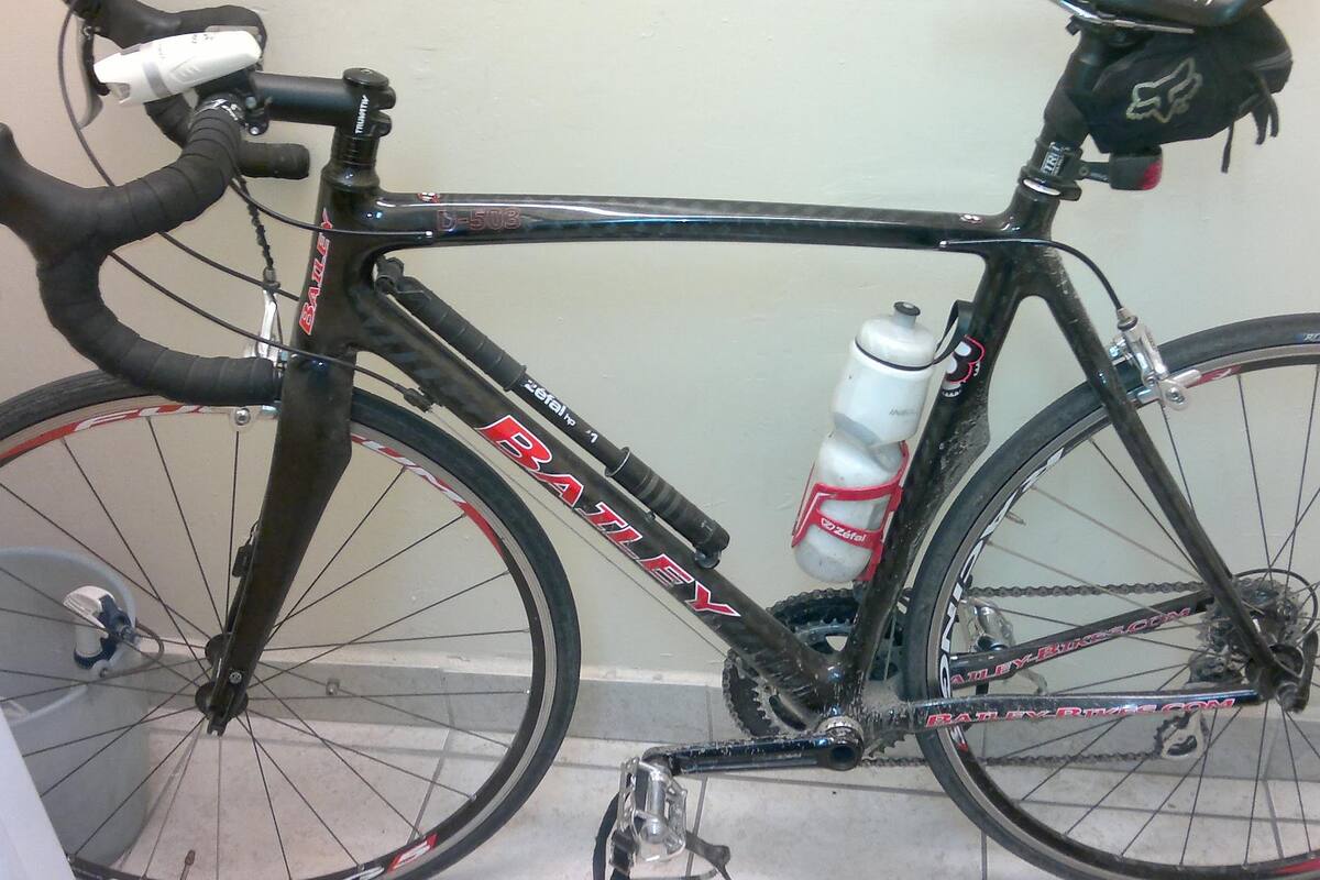 José Efraín llama a comunidad para encontrar la bicicleta de fibra de carbono que le robaron