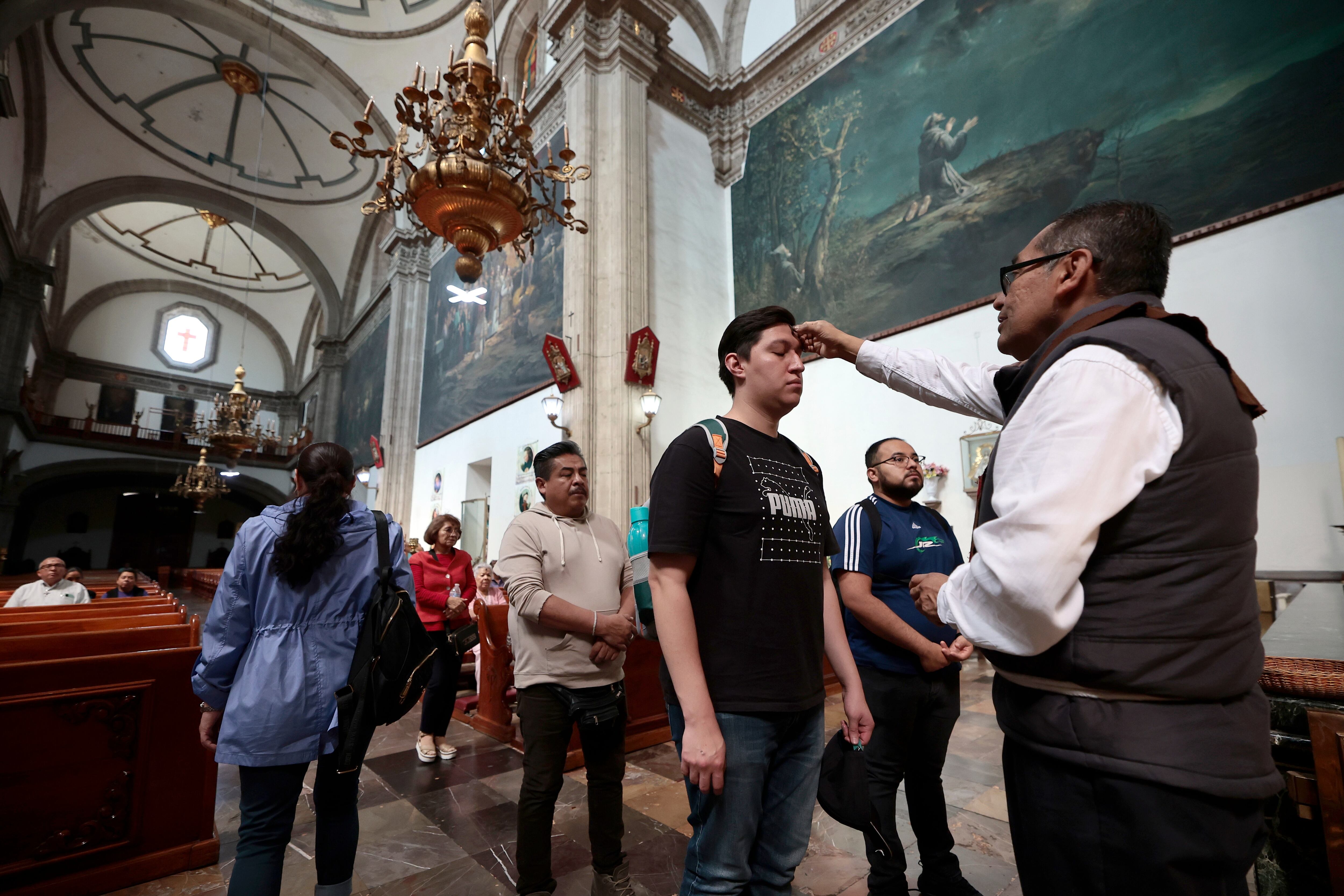 Católicos mexicanos acuden a diferentes iglesias del País para recibir la imposición de la ceniza en el inicio de la Cuaresma, el tiempo de gracia, conversión y de arrepentimiento previo a la Semana Santa. La foto fue tomada en el Templo de San Francisco en Ciudad de México. | Banco digital GH