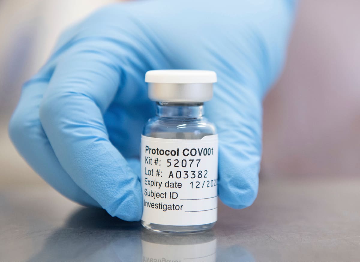 ARCHIVO - En esta fotografía sin fecha emitida por la Universidad de Oxford el lunes 23 de noviembre de 2020, se muestra una dosis de la vacuna contra COVID-19 desarrollada por la universidad y AstraZeneca en Oxford, Inglaterra. (Universidad de Oxford/John Cairns vía AP, Archivo)