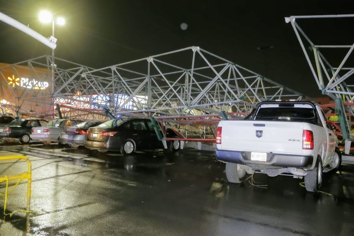Viento tumba estructura en Walmart del Río y cae sobre autos