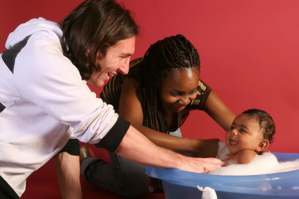 Lionel Messi, Sheila Albana (madre de Lamine) y Lamine Yamal bebé. (Foto: UNICEF)