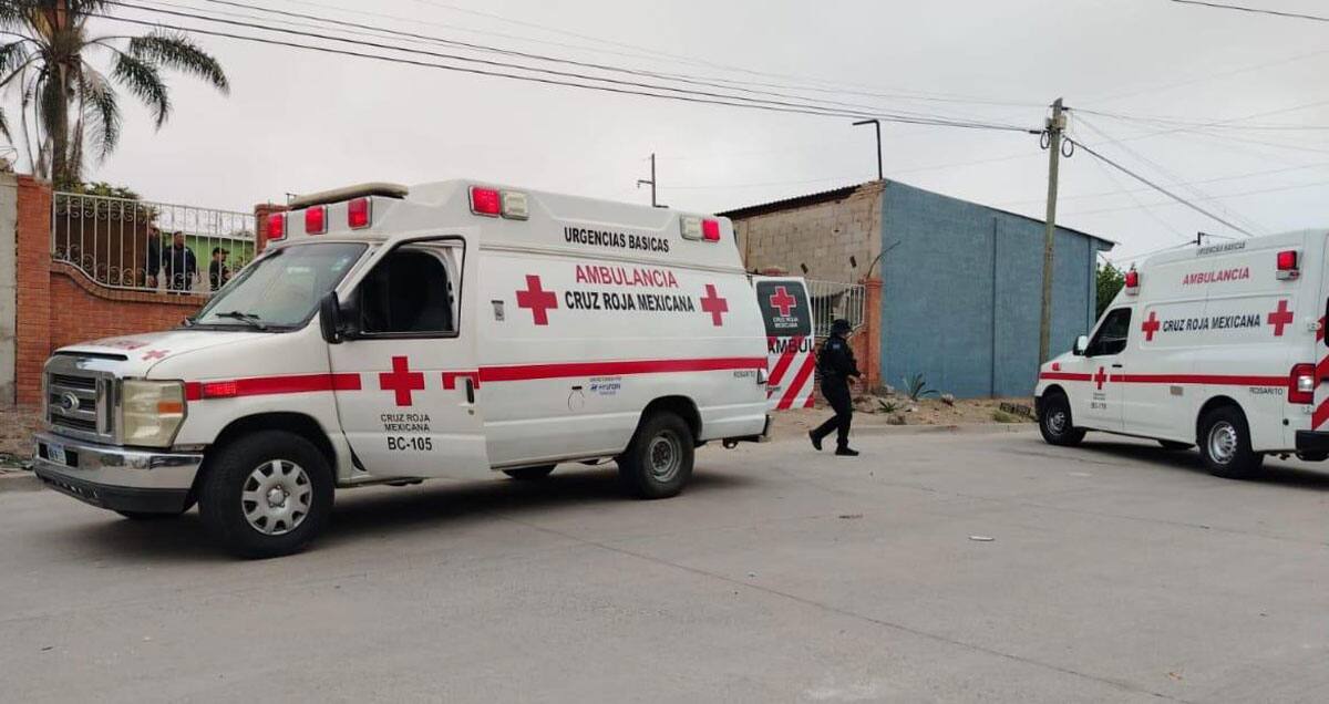 Paramédicos de la Cruz Roja atendieron a la persona baleada. | Foto: Cortesía