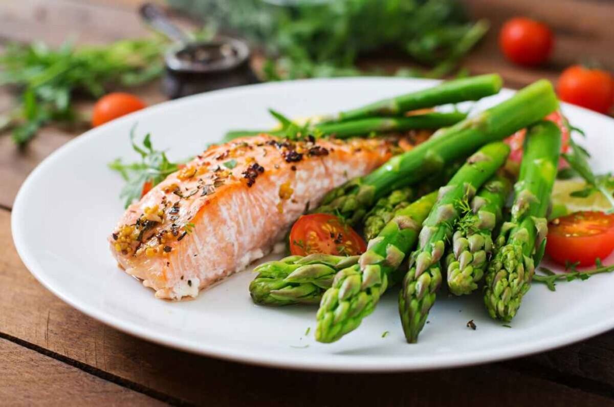 Salmón al horno con espárragos