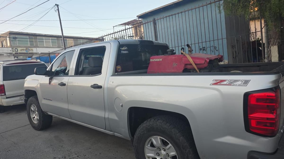 Hombres armados dispararon contra una camioneta estacionada en la colonia Constitución. No hubo personas lesionadas y los responsables lograron escapar.
Fotos: Cortesía.