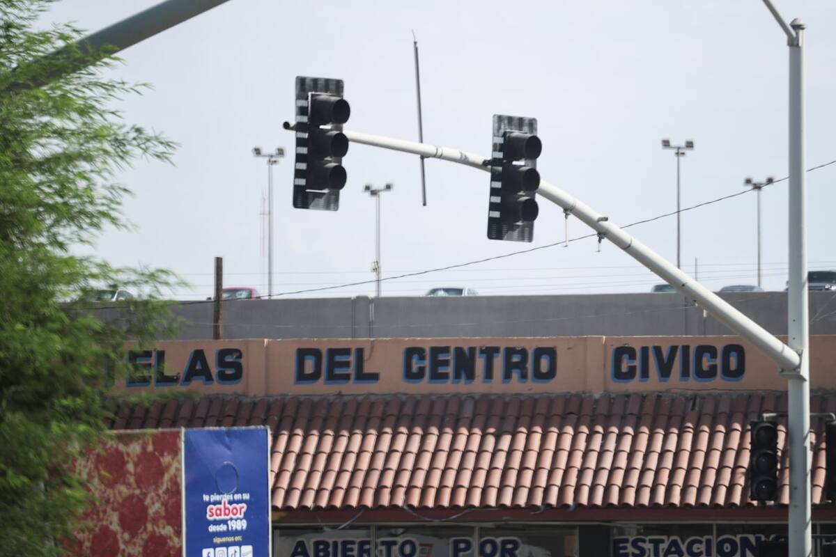 Tampoco están funcionando semáforos de los bulevares Lázaro Cárdenas, Río Nuevo, Anahuac, calzada Cetys, López Mateos, Del Hospital, entre otras l Foto: Daniel Reséndiz