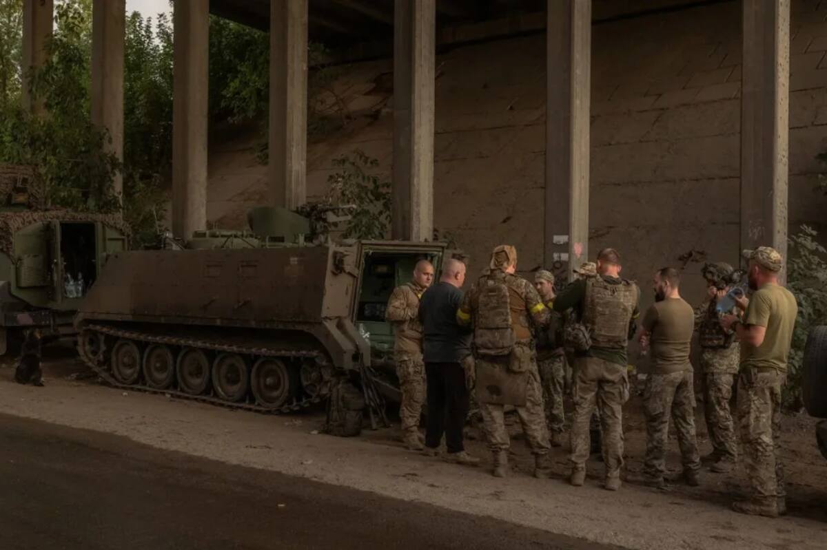 Soldados ucranianos esperan abordar un vehículo blindado de transporte de personal M113 de fabricación estadounidense para partir hacia el frente, en un área no revelada en la región oriental de Donetsk, el 5 de agosto de 2024. Roman Pilipey/AFP/Getty Images