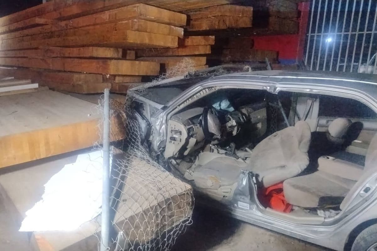 Exceso de velocidad y alcohol provocan choque en SLRC; conductor sobrevive