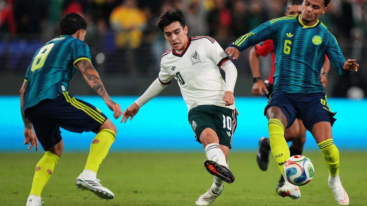 El mexicano Gilberto Mora patea el balón frente a Gustavo Puerta y Richard Rios de Colombia en el encuentro amistoso del sábado 26 de septiembre del 2026. (AP Foto/Stephanie Scarbrough)
