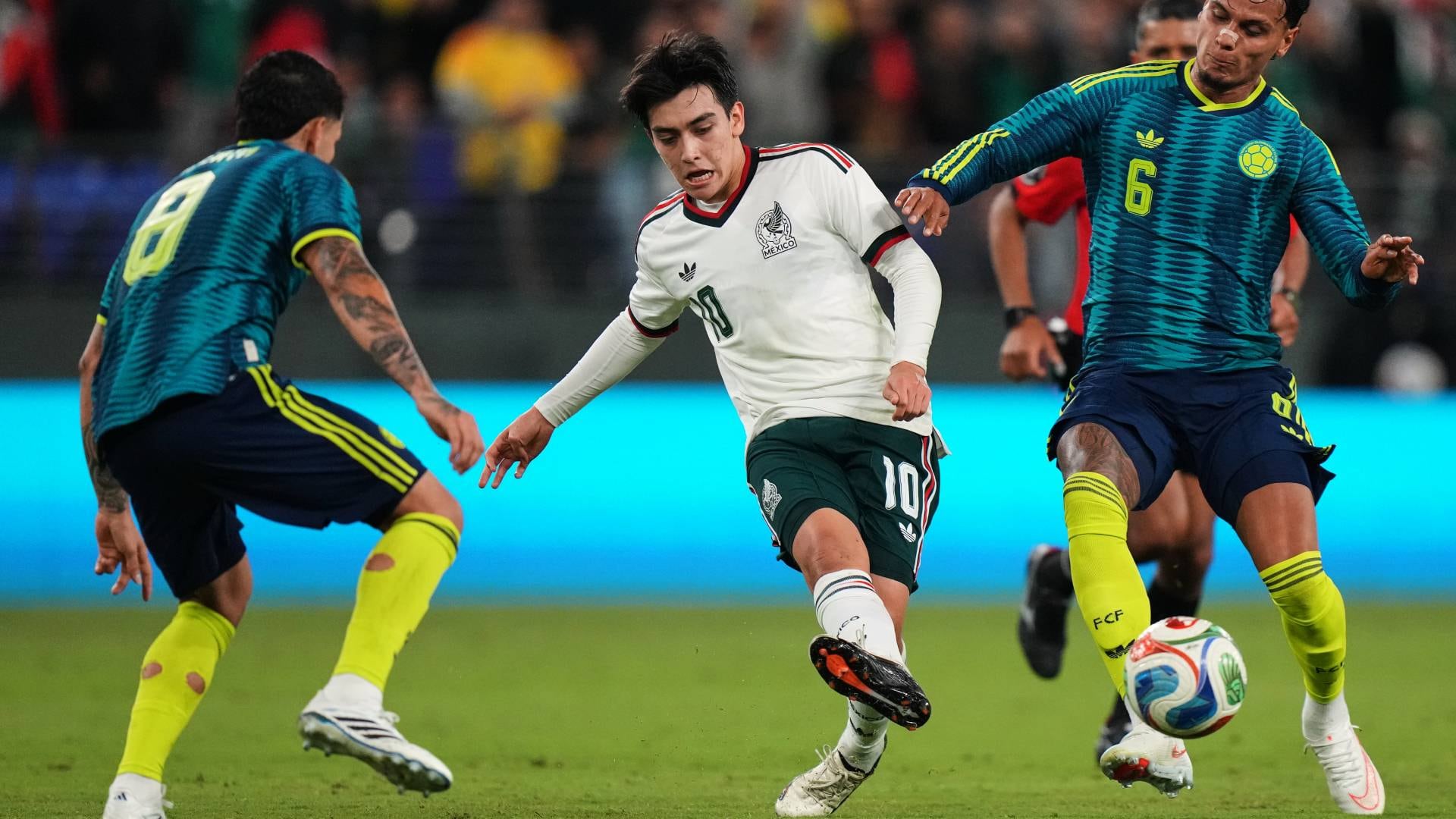 El mexicano Gilberto Mora patea el balón frente a Gustavo Puerta y Richard Rios de Colombia en el encuentro amistoso del sábado 26 de septiembre del 2026. (AP Foto/Stephanie Scarbrough)