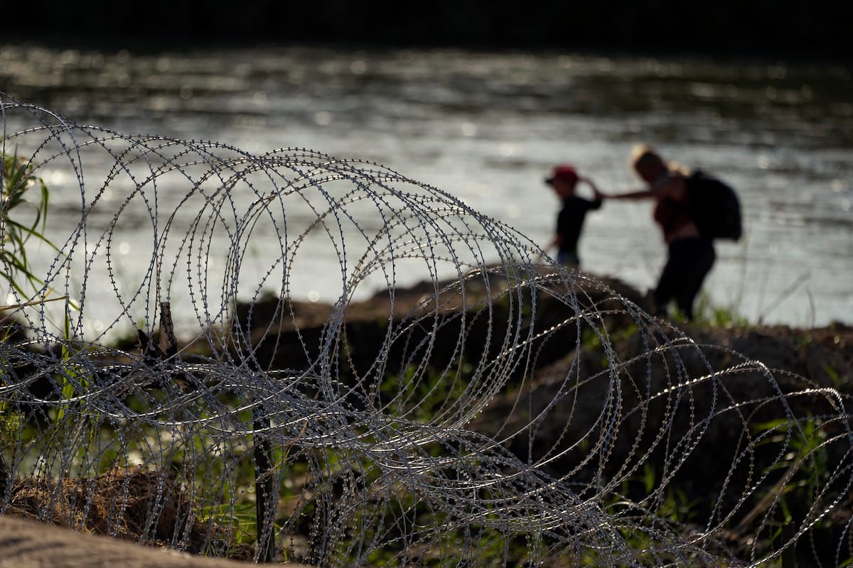 Texas rechaza el acuerdo migratorio con Biden y anuncia que pondrá alambre de púas en toda la frontera con México