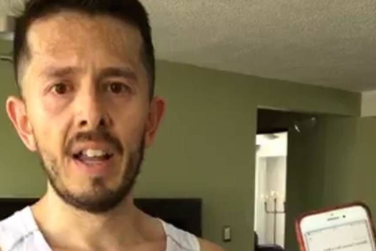 Atleta corre maratón en la sala de su casa en la CDMX