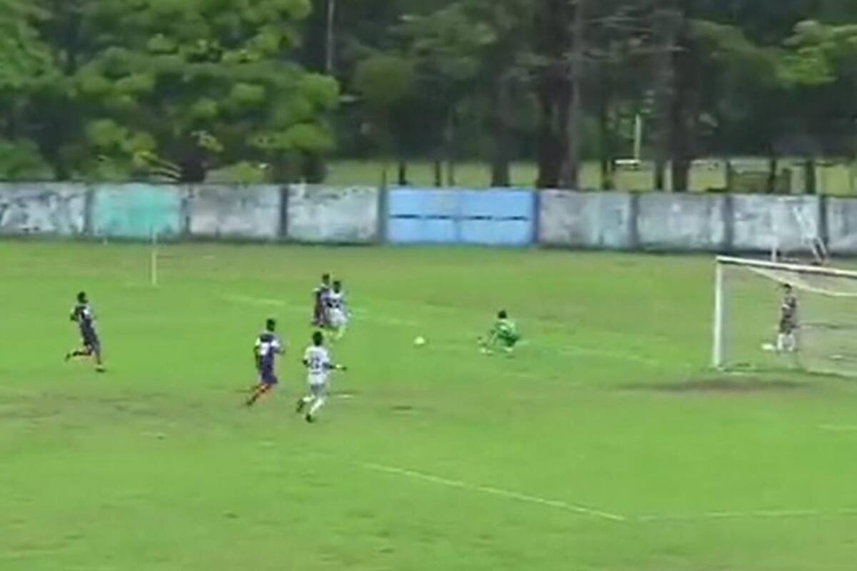Portero muere tras chocar con futbolista rival y se le destroza el cráneo