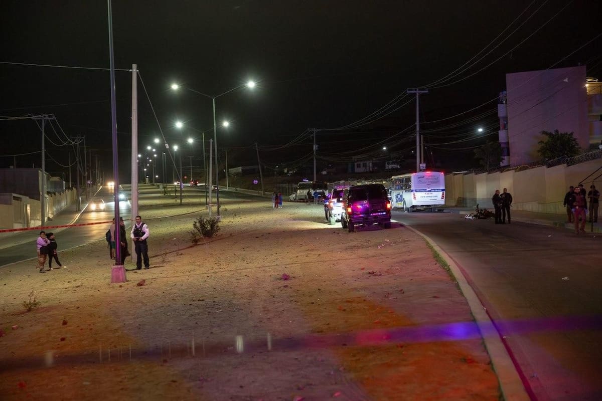 Motociclista muere tras chocar contra camión de personal; familiares dañan la unidad