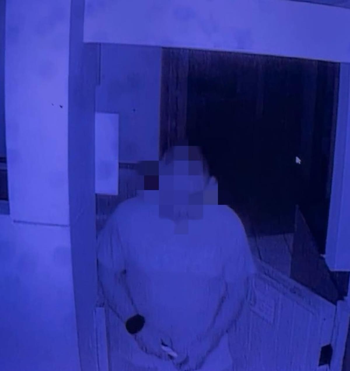 Daños en puertas, ventanas y parte de la infraestructura interior provocaron movilización policiaca en las oficinas del DIF Municipal ubicadas junto al Palacio Municipal de Rosarito; autoridades revisaron el inmueble y confirmaron que no hubo robo. Foto: Cortesía