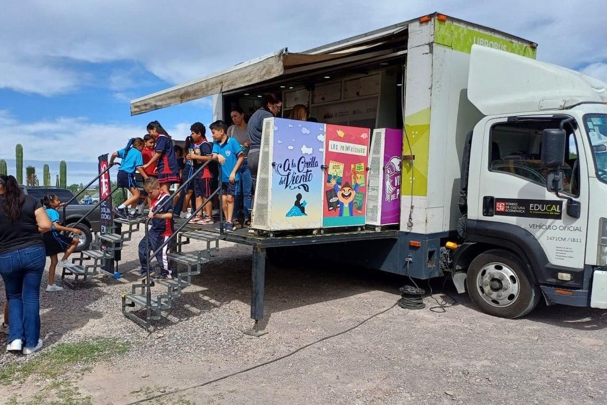Una librería sobre ruedas con 10 mil libros: el Librobús arranca su recorrido por Baja California