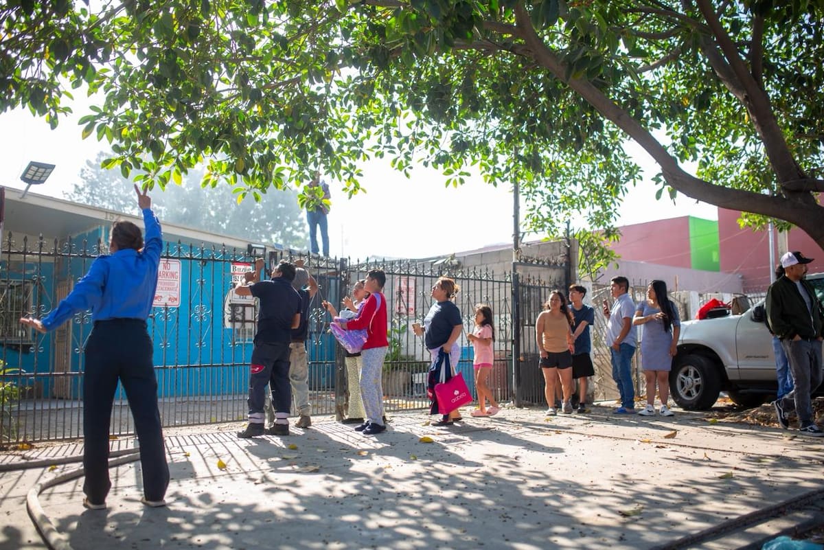 El siniestro ocurrió en la zona de Otay; no se reportaron lesionados graves, aunque tres personas fueron atendidas en el lugar. Foto: Border Zoom