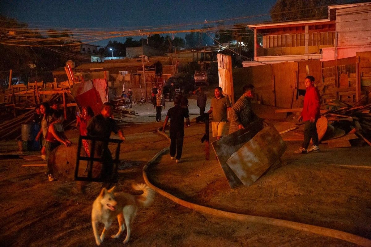 Alrededor de 20 elementos trabajaron durante más de dos horas para controlar las llamas; vecinos apoyaron para evitar daños en viviendas cercanas. Foto: Border Zoom.