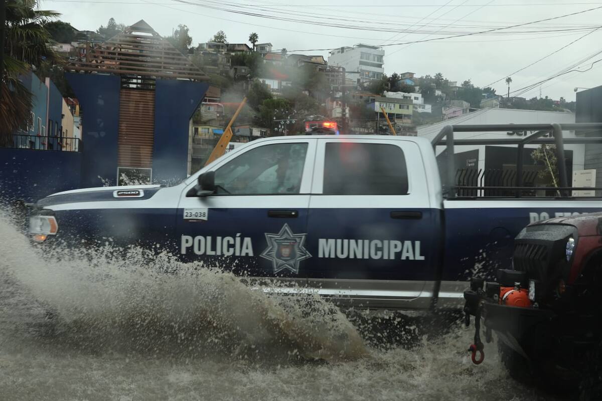 En total se registraron 18 reportes de emergencias, entre cortocircuitos, caídas de postes, caída de árboles, inundaciones, el rescate de un carro atascado en un encharcamiento y el derrumbe de un talud sobre viviendas en la colonia Pedregal de Santa Julia.