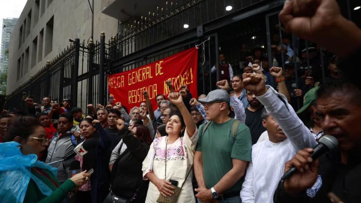 Maestros de la CNTE llegaron en “operación hormiga” a las inmediaciones del Estadio Azteca y mantienen bloqueos mientras aceptaron una invitación para reanudar el diálogo con la Secretaría de Gobernación