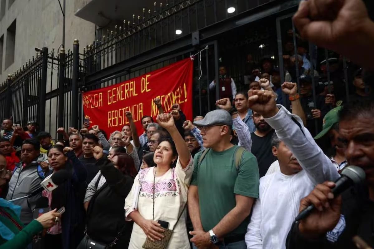 Maestros de la CNTE llegaron en “operación hormiga” a las inmediaciones del Estadio Azteca y mantienen bloqueos mientras aceptaron una invitación para reanudar el diálogo con la Secretaría de Gobernación