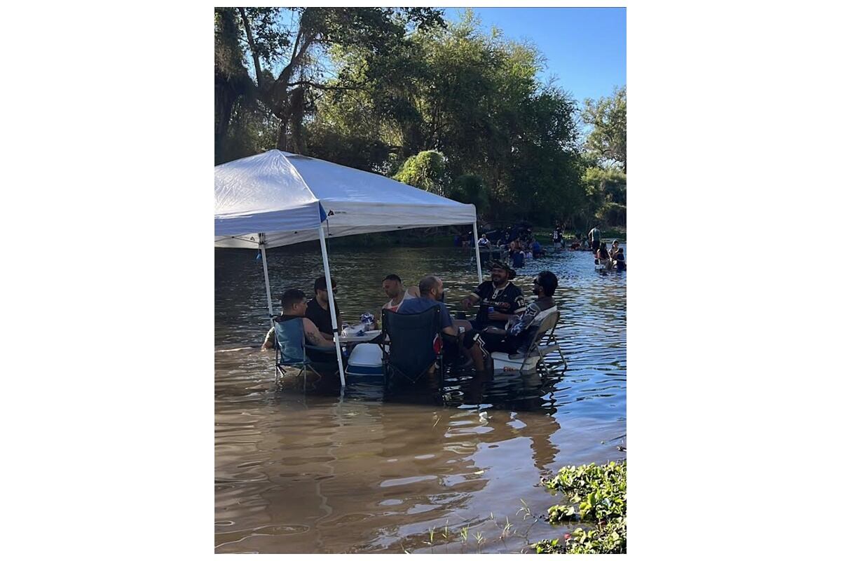 Hay familias que llevan su equipo para instalarse directamente al interior del afluente del Río Yaqui en lugares donde el nivel del agua lo permite. FOTO: MAYRA ECHEVERRÍA