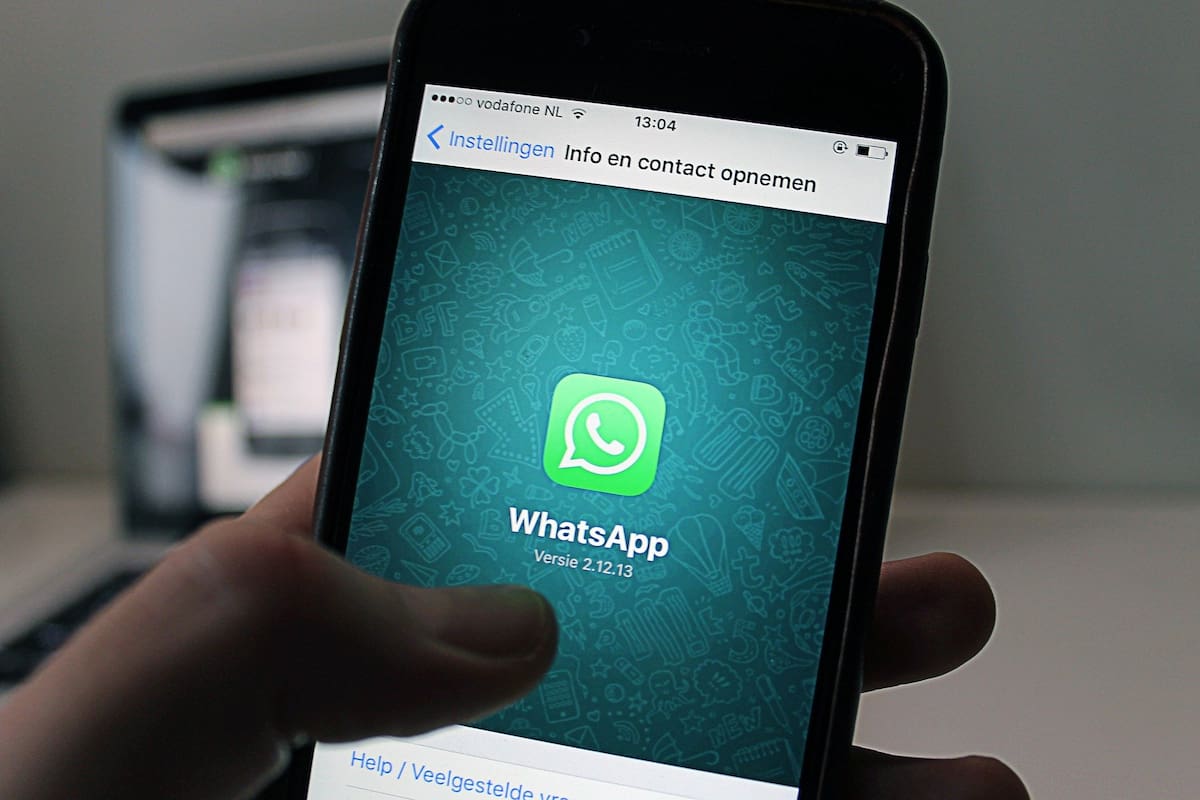 ¿Cómo puedo instalar WhatsApp en mi computadora?