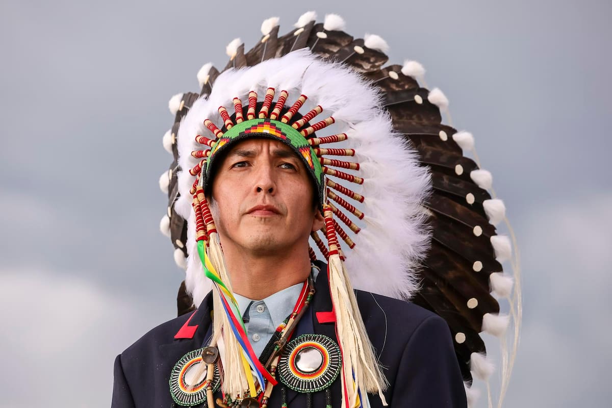 El Jefe Menor Steven Crowchild de la nación Tsuut'ina espera la llegada del Presidente de Francia, Emmanuel Macron, en el Aeropuerto Internacional de Calgary a su arribo para asistir a la Cumbre del G7 en Calgary, Canadá, el 15 de junio de 2025. Los líderes mundiales se reunirán en la cercana localidad de Kananaskis, Canadá, del 15 al 17 de junio de 2025 para la cumbre anual del G7. | Crédito: EFE/EPA/TERESA SUAREZ / POOL