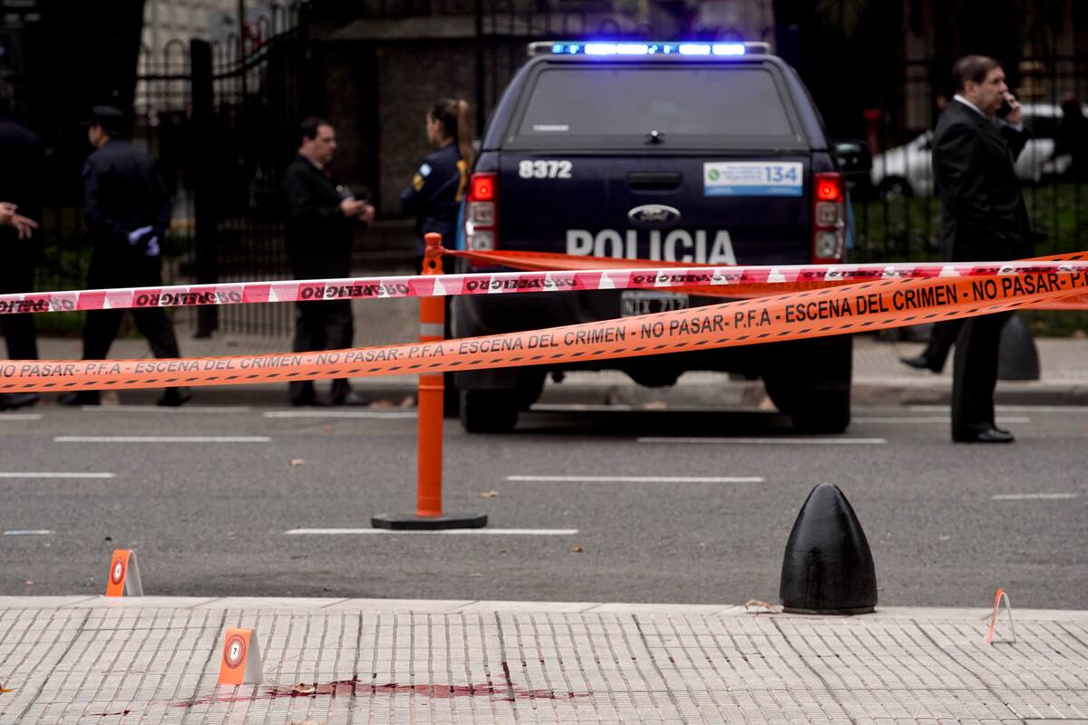 Atacan a tiros a diputado y funcionario en Argentina; muere uno