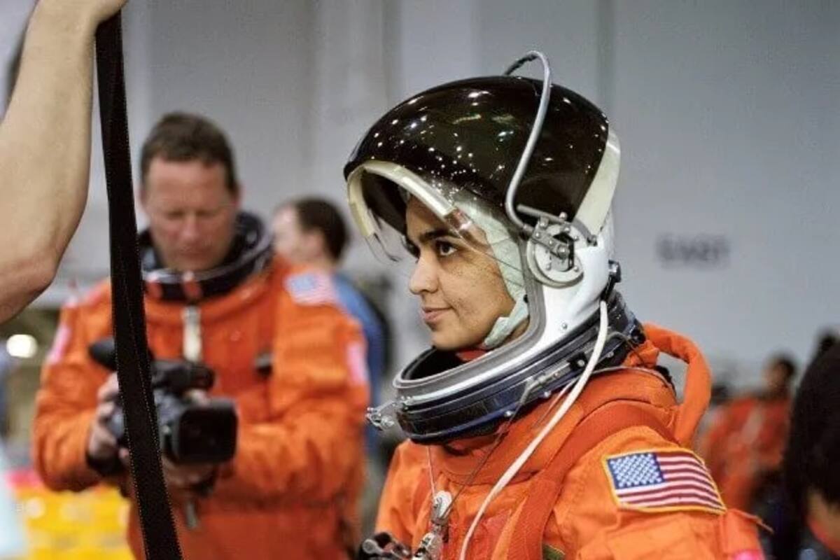 Esta es la razón de por qué los astronautas usan un traje espacial naranja cuando viajan al espacio