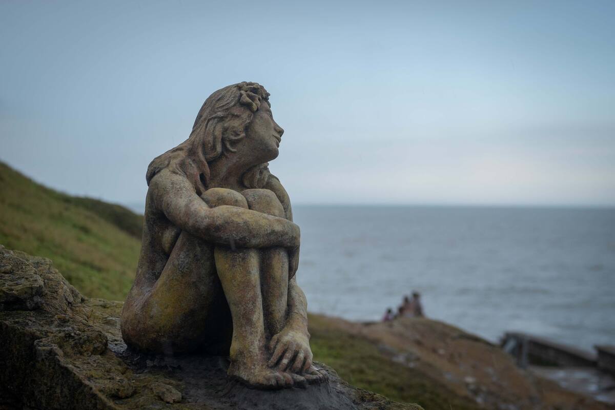 Misterio en Argentina por la aparición de la estatua de una mujer en una playa