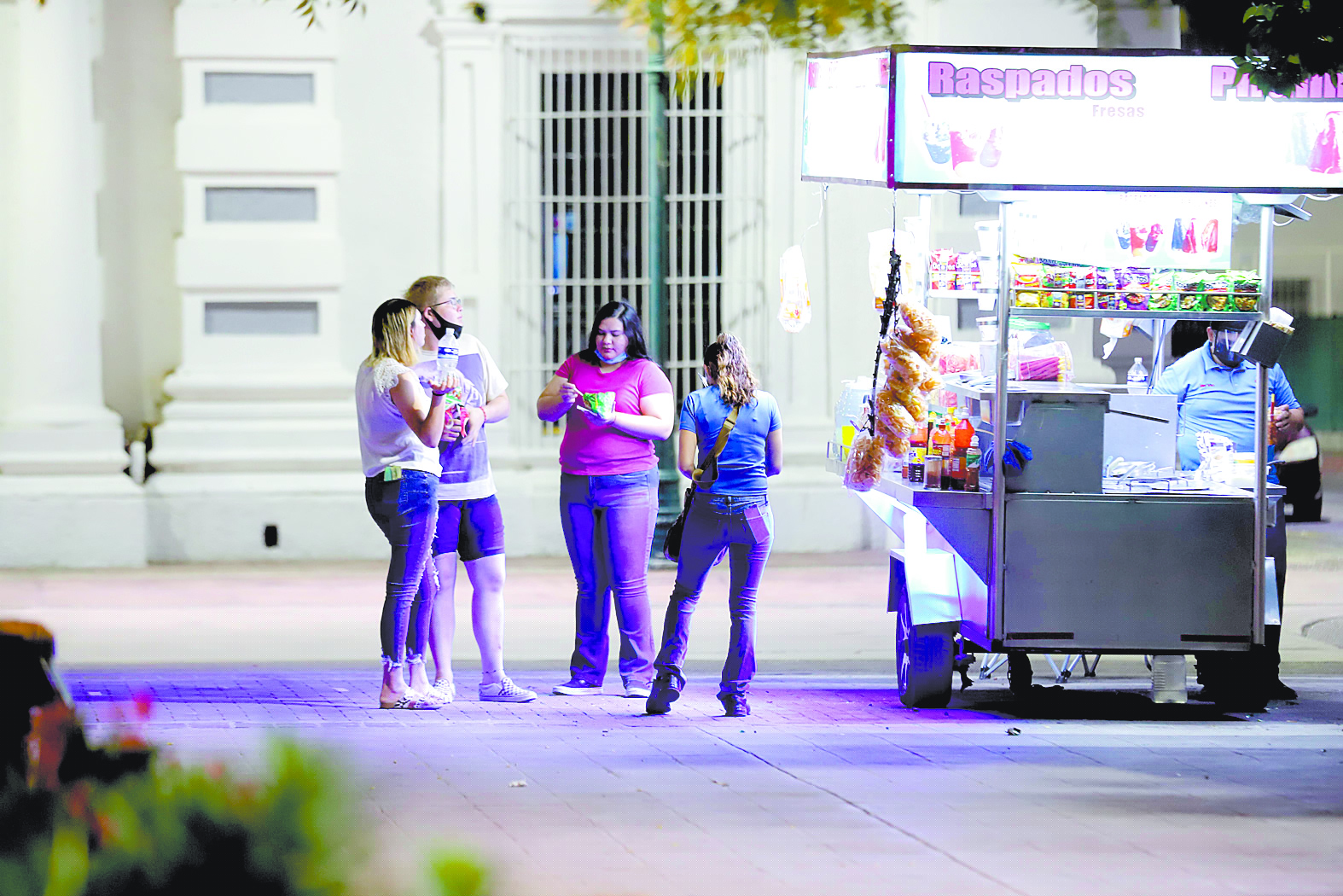 A LAS PLAZAS
Con el semáforo en color naranja ya se permite visitar los parques o plazas públicas con determinado número de personas y con sana distancia y cubrebocas.