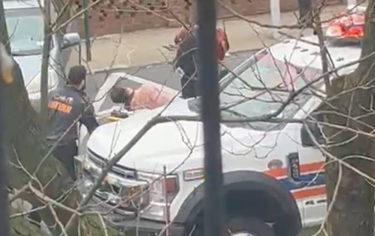 Lun Chang Chen está hospitalizado en condición crítica. Se investiga si era familiar de las víctimas. Foto: Especial (Captura de video de YouTube/NYP)