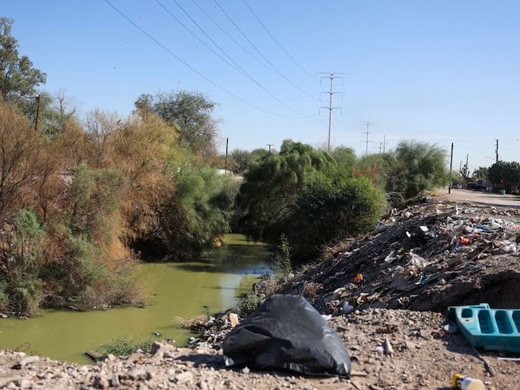 De lo verde al basurero; el contraste de los drenes en Mexicali