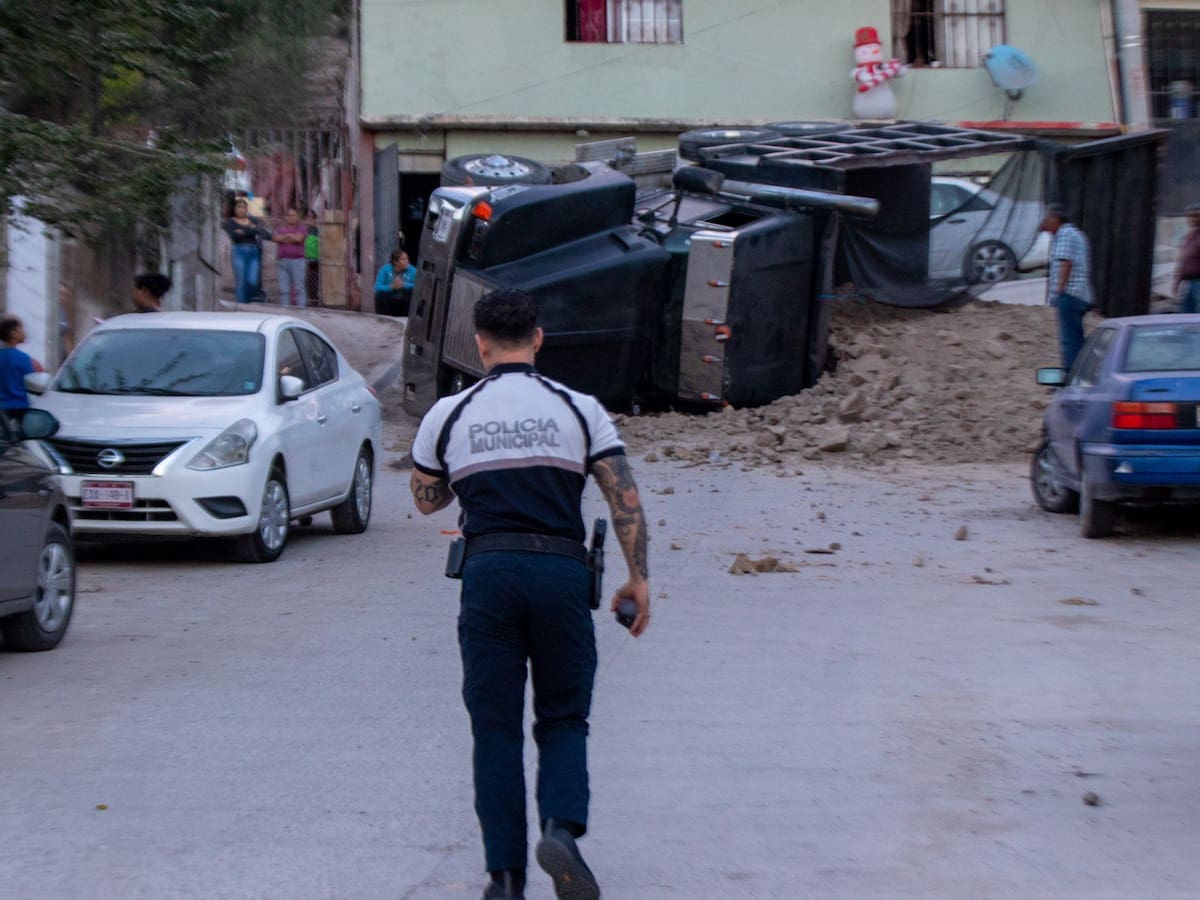 La unidad volcó al incorporarse a la Calle 9, provocando el cierre total de la zona; el conductor resultó ileso. Foto: Cortesía