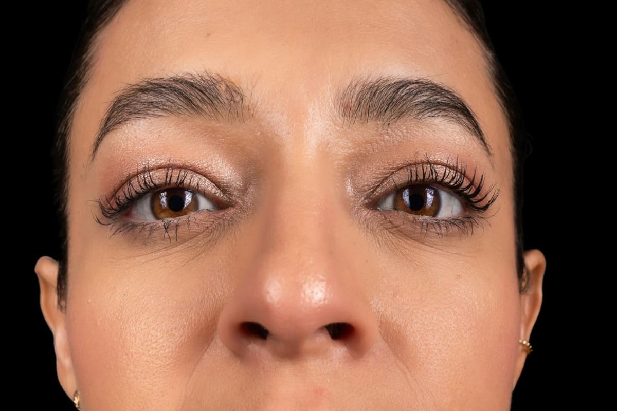 El hack de la laca para fijar las cejas con un cepillo de máscara