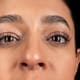 El hack de la laca para fijar las cejas con un cepillo de máscara