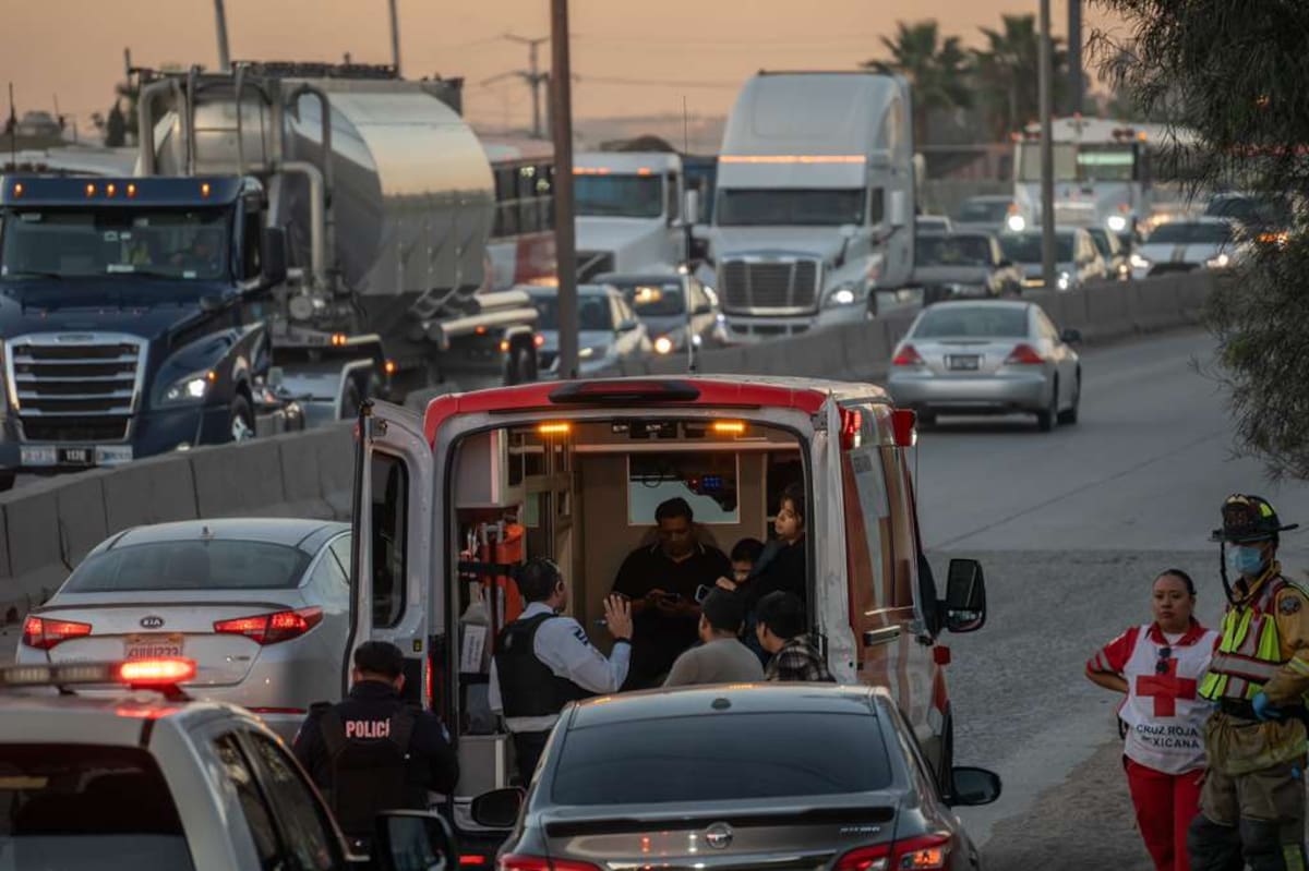 El accidente involucró un camión de transporte de personal y dos vehículos particulares; entre los heridos hay un menor y una mujer embarazada. Foto: Border Zoom
