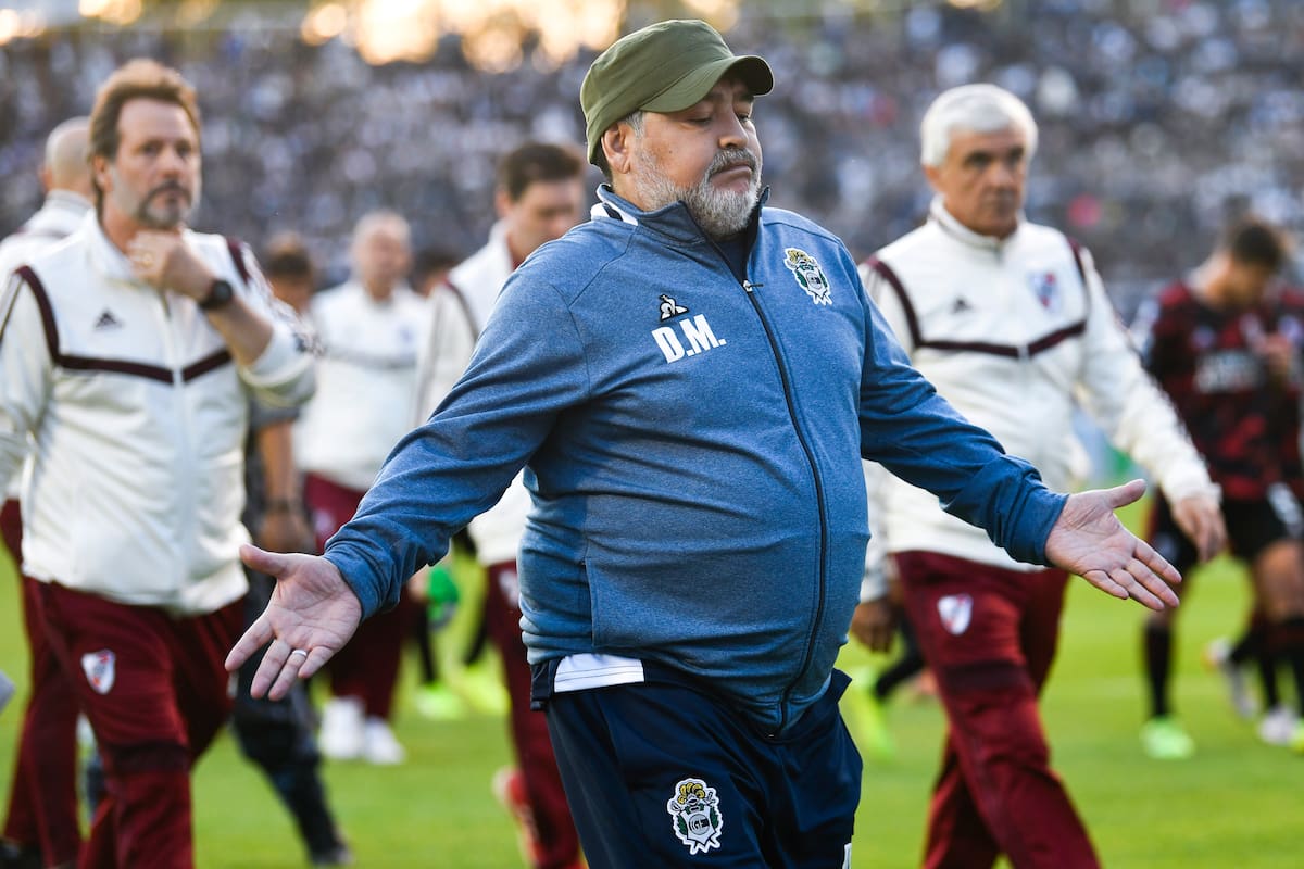 Diego Maradona, técnico del club Gimnasia La Plata, muestra su inconformidad al medio tiempo del partido por la liga argentina frente a River Plate, en el estadio Juan Carmelo Zerillo, en La Plata, Argentina, el sábado 28 de septiembre de 2019. (AP Foto/Gustavo Garello)