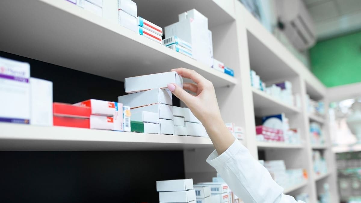 Tras confirmarse un adeudo oficial de 110 mil millones de pesos, empresarios farmacéuticos piden al gobierno liquidar facturas pendientes y frenar la compra de medicamentos a India y China para proteger la producción nacional