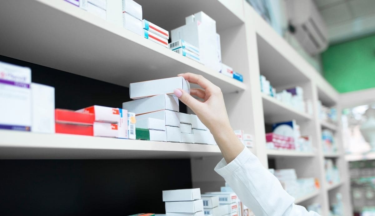 La industria farmacéutica nacional urge al gobierno a saldar adeudos pendientes y priorizar la producción local para asegurar el abasto de medicamentos en hospitales de México. | Magnific