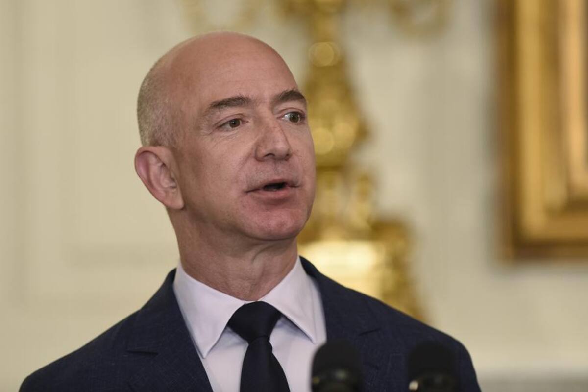 Jeff Bezos le regala 100 millones de dólares a fundación de Barack Obama y la gente pide que "mejor pague impuestos"