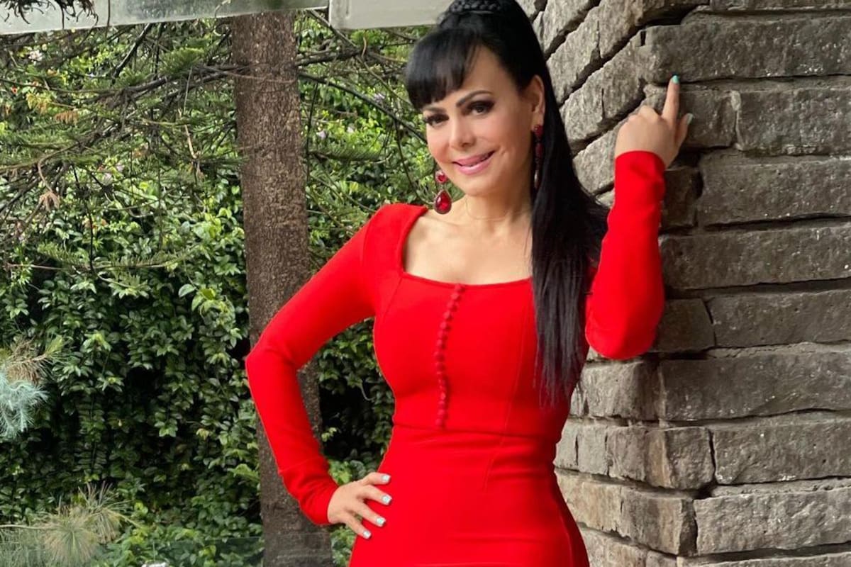 Maribel Guardia enseña pierna con mini vestido