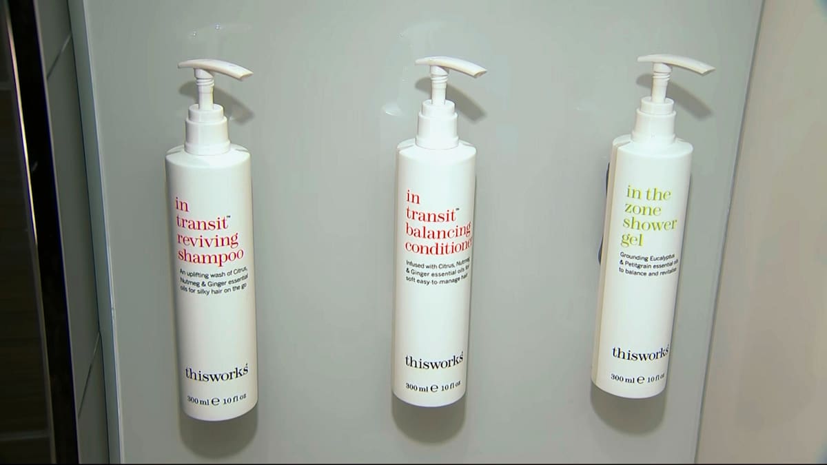 Imagen tomada de un video de botellas de champú, acondicionador y gel para ducha que reemplazarán a las más pequeñas botellas de plástico para el 2021, filmado en la sede de Marriott en Bethesda, Maryland, el martes 27 de agosto de 2019. (AP Foto/Dan Huff)