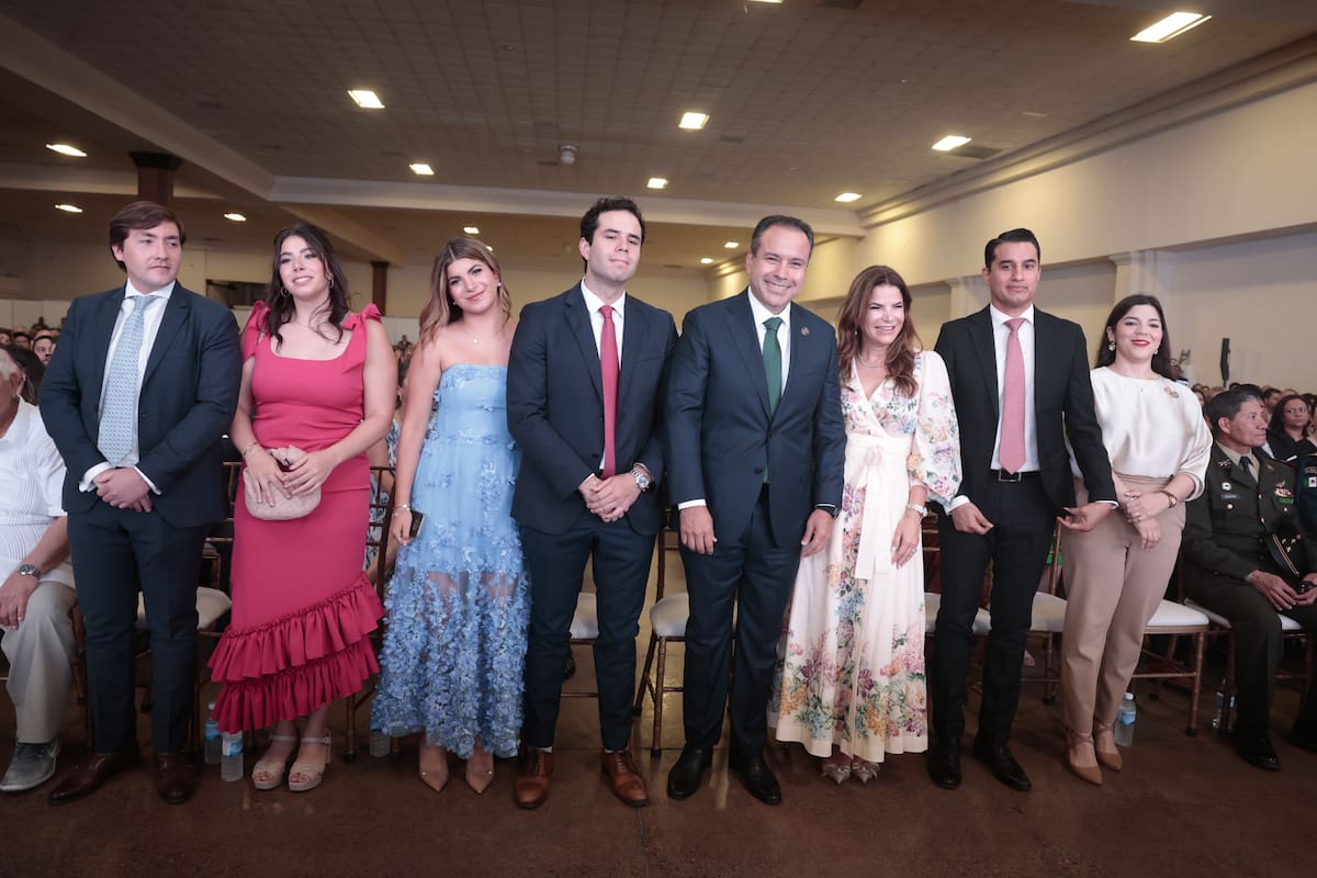 El alcalde Antonio Astiazarán fue acompañado por su esposa Patricia Ruibal y sus hijos. FOTO: JULIÁN ORTEGA
