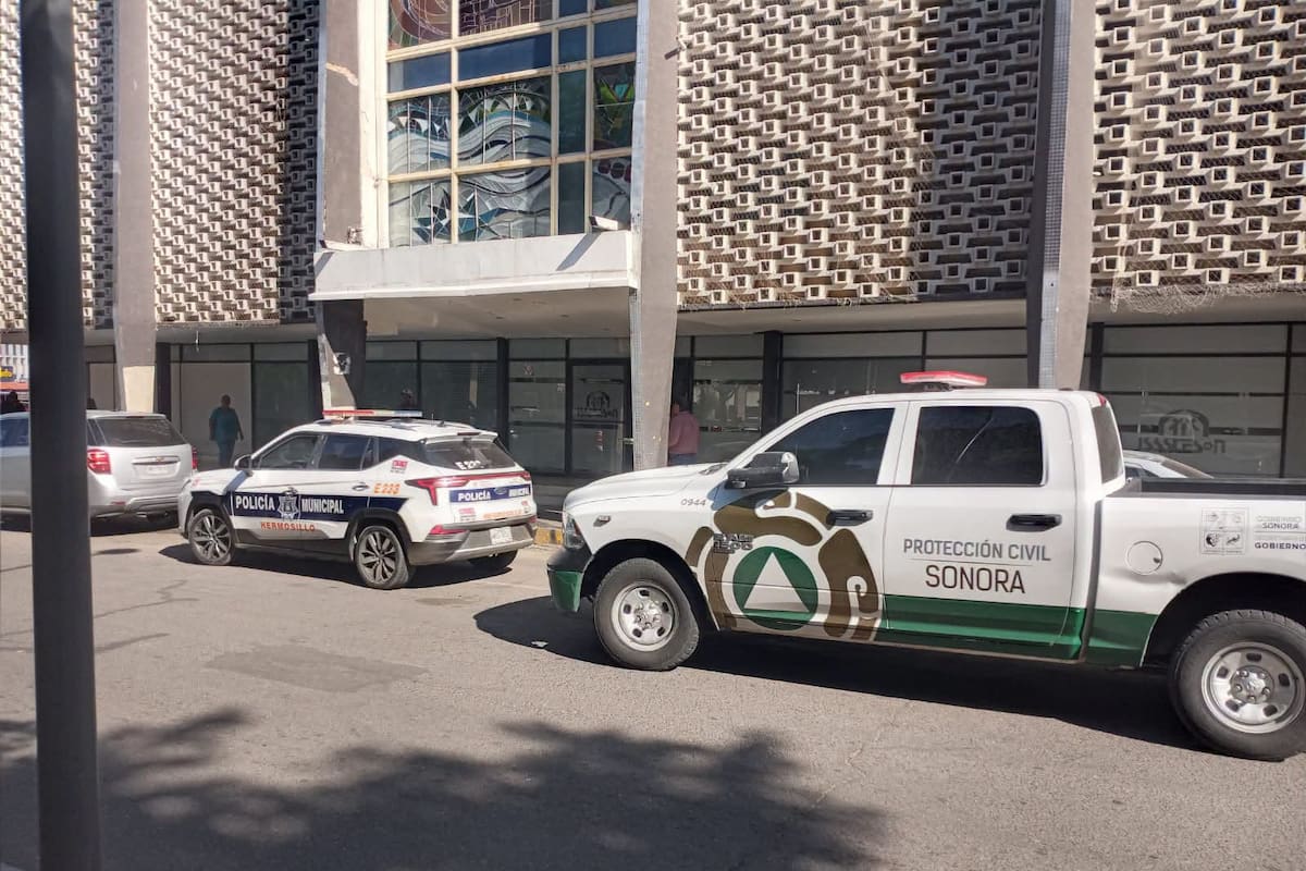 Evacúan oficinas del ISSSTESON en Hermosillo tras detectar humo dentro del edificio