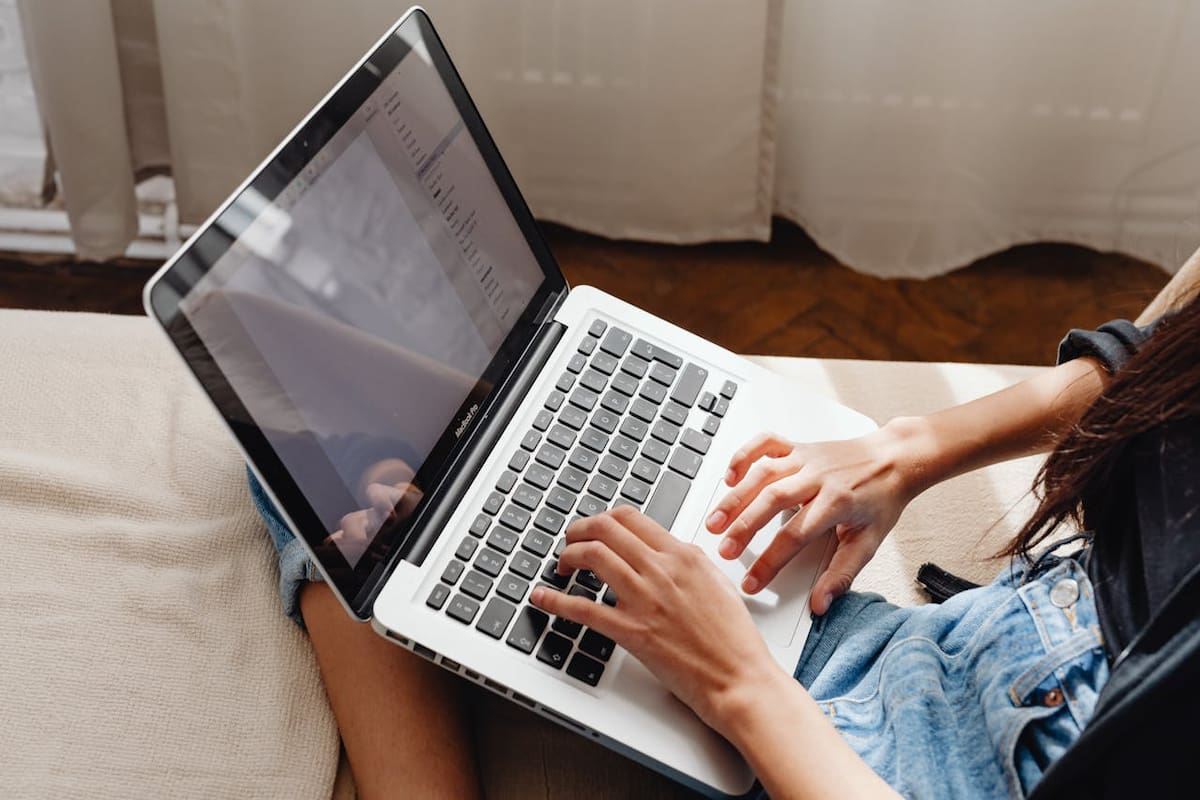 ¿Dejar la laptop conectada todo el tiempo la daña? Esto dicen expertos sobre el desgaste real de la batería