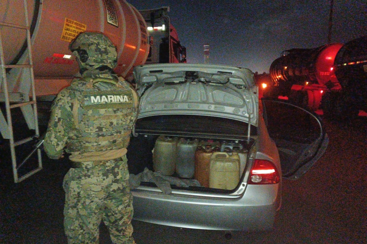 Detienen a hombre por extraer combustible de una pipa en Rosarito