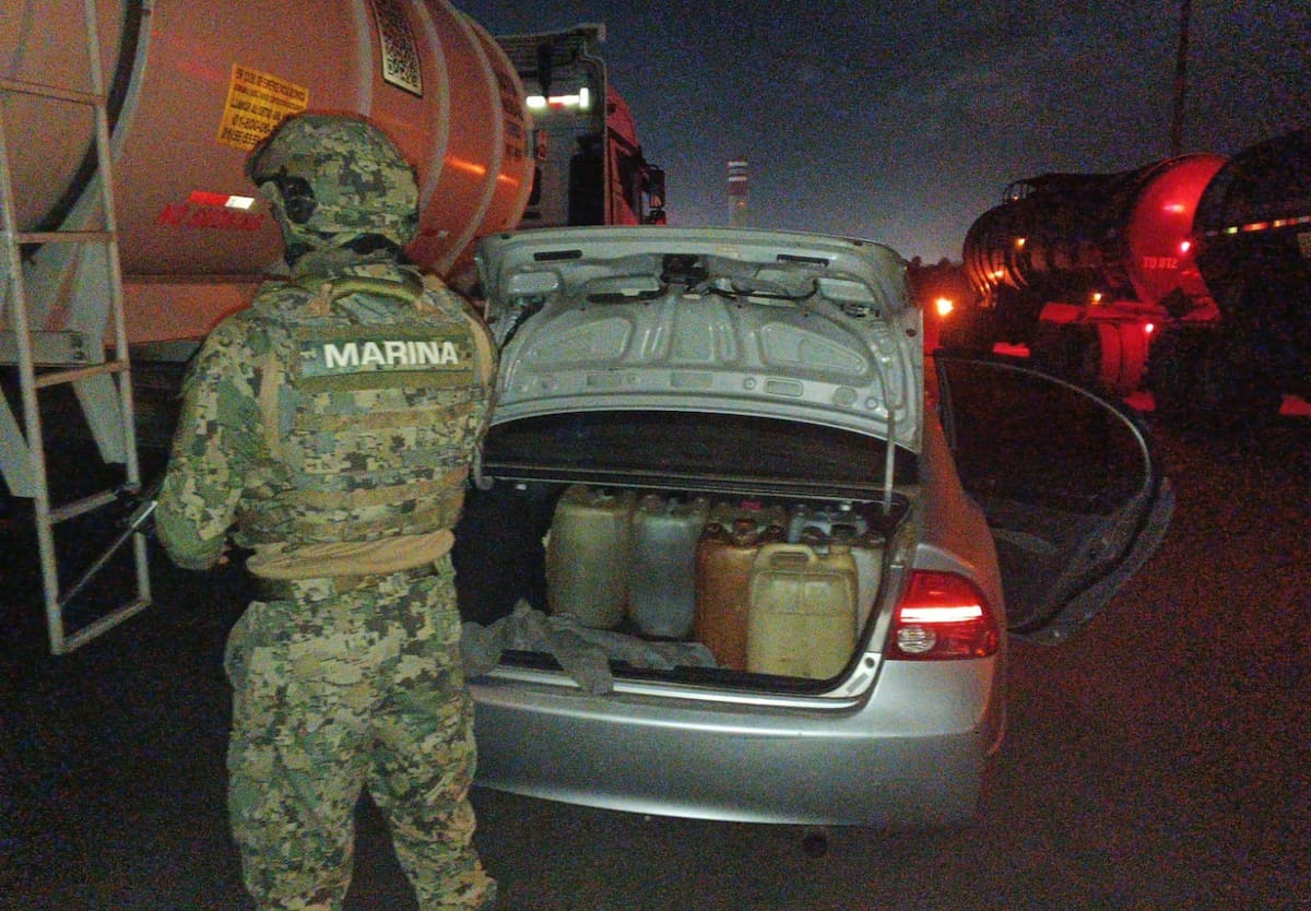 El vehículo fue asegurado con 10 recipientes para transportar hidrocarburo, tres de ellos con combustible en su interior. Foto: Cortesía