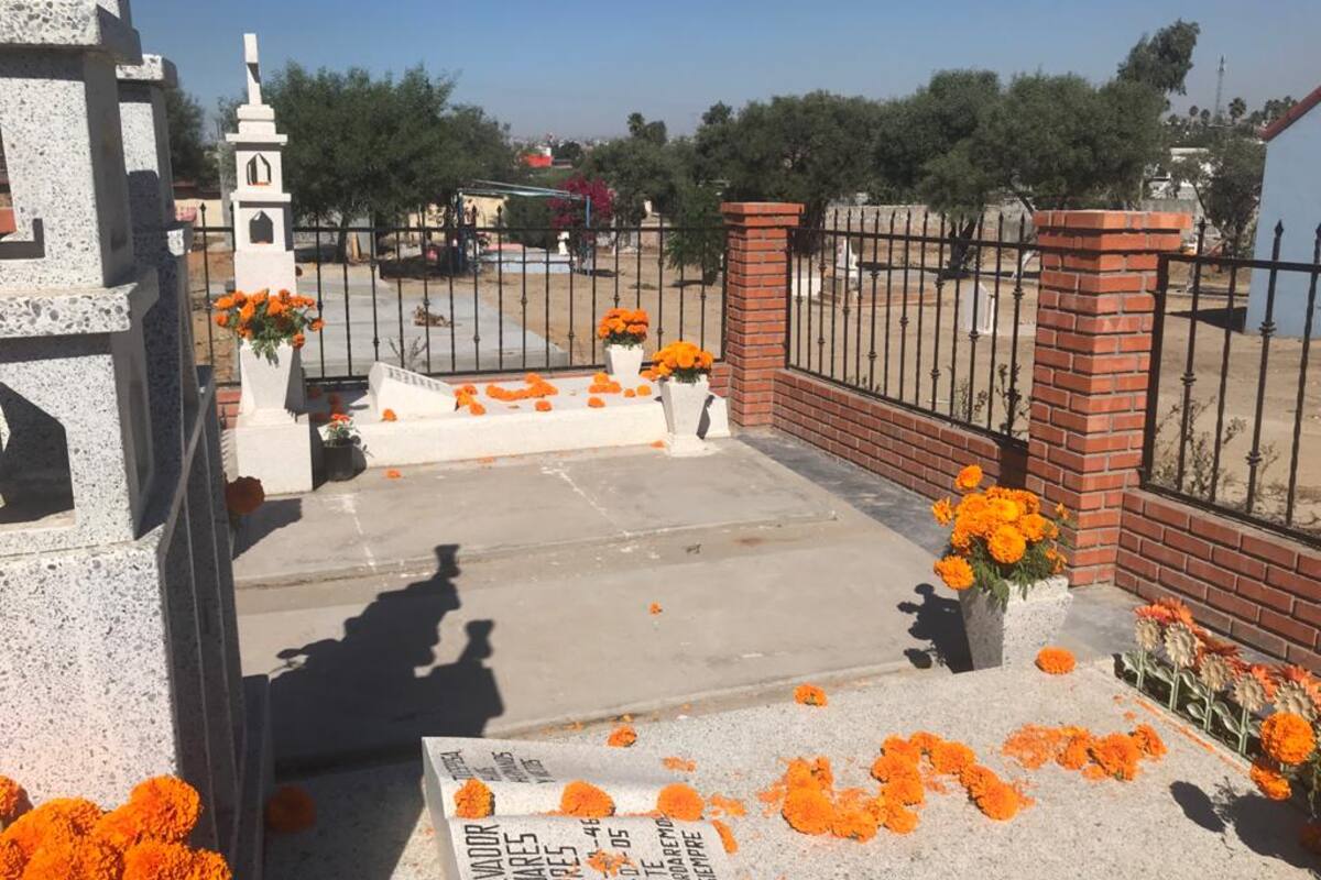 Realizan arreglos en panteones de Rosarito para Día de Muertos