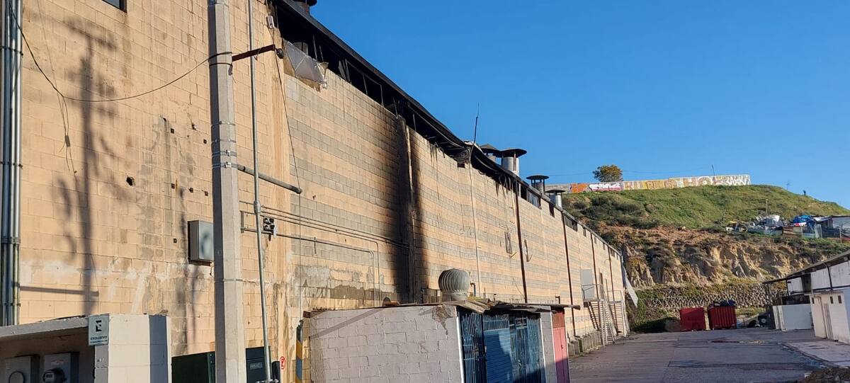 Un cuarto de madera aledaño a la fábrica resultó con daños.